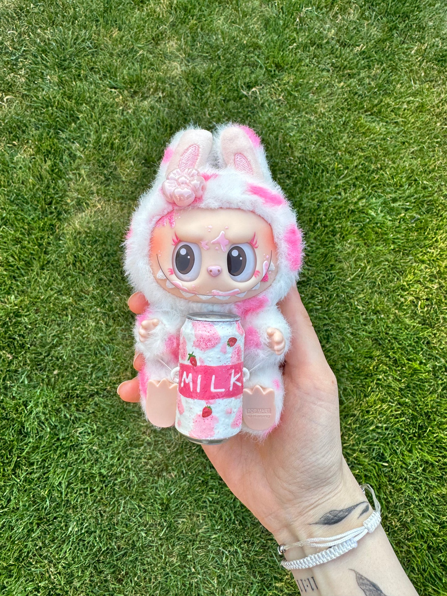 Strawberry Milkshake Lamoomoo (Sitting Down)